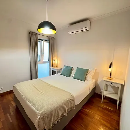Historic Charm - Prime Location & Parking Appartement Lissabon