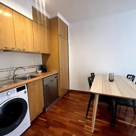 Апартаменты Historic Charm - Prime Location & Parking