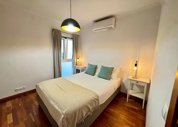 Historic Charm - Prime Location & Parking Apartament Lizbona